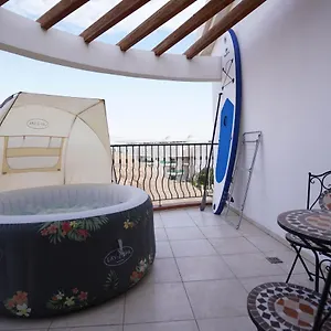 Two Bed 5 Min Walk To The דירה